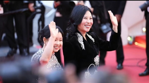 五年20万公里！“50岁自驾游阿姨”回应走戛纳红毯：希望越来越多的普通人被看见