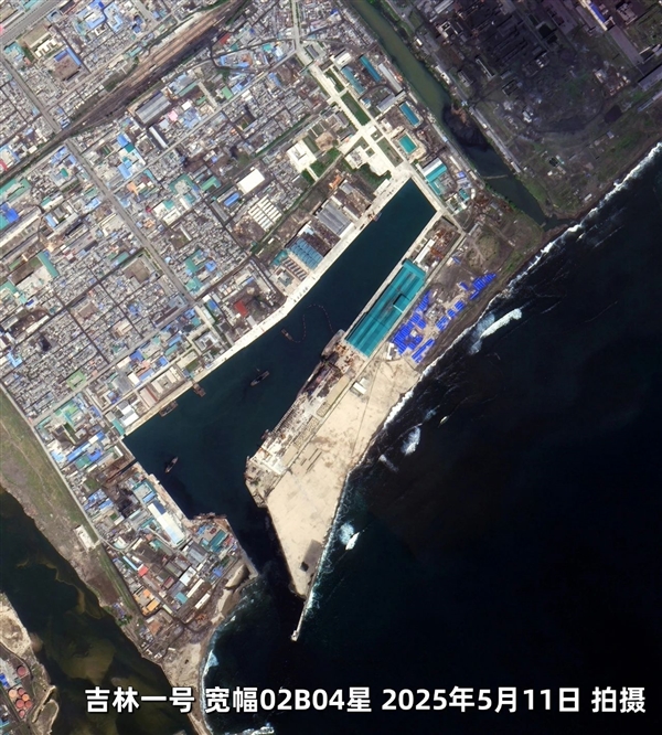 中国民用卫星拍到朝鲜驱逐舰下水事故：舰体倾斜近90度、扭曲变形