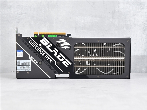 影驰RTX 5060魔刃上手：磁吸RGB光效的50系甜点卡