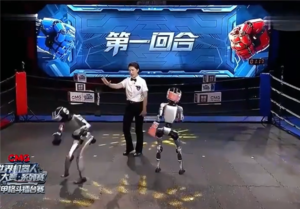 美女机器人击倒对手后拍屁股挑衅 团队回应：预设胜利动作
