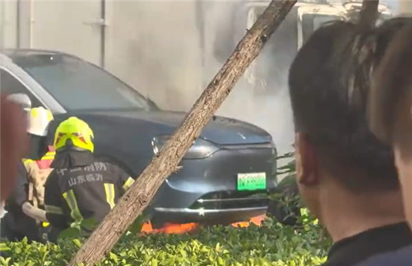 问界M9驻车时突然起火：竟是被一旁蓝牌货车引燃！