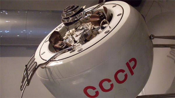 数日前一颗半吨重的钛球击中地球！