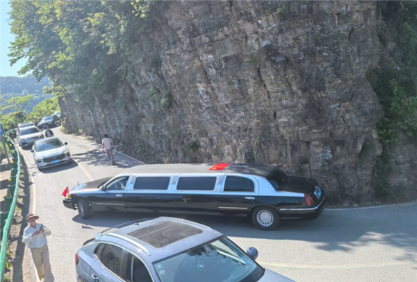 男子开9米加长林肯勇闯皖南川藏线致事故：网友齐吐槽