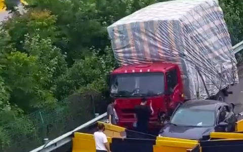轿车高速上演“刀片超车”连累一旁货车：两车碰撞瞬间报废