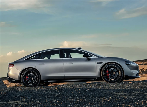 余承东：某公司有强大流量 只做一款车就卖爆了