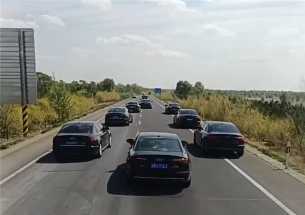 婚车车队占据双车道堵路 对向车被逼出车道！网友：违法了