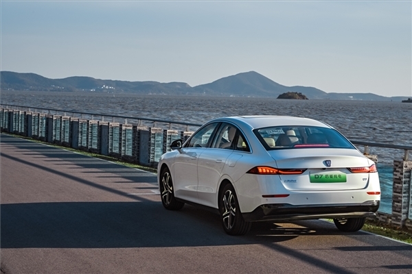 国产车价格卷疯了！车主5.98万元买下荣威D7 B级新能源轿车