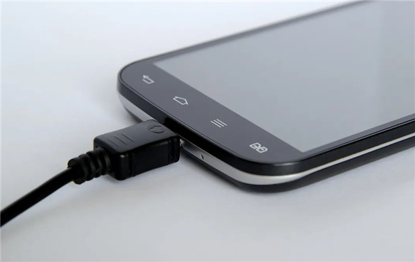 手机电量1%时“比失恋还难受” 为何会有电量焦虑插图 手机电量1%时“比失恋还难受” 为何会有电量焦虑