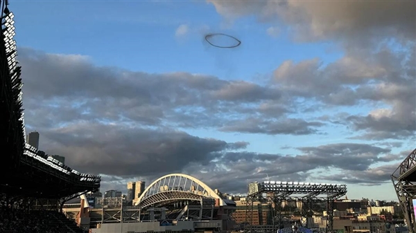 美国上空惊现神秘黑圆环：当地居民称活了50年都没见过