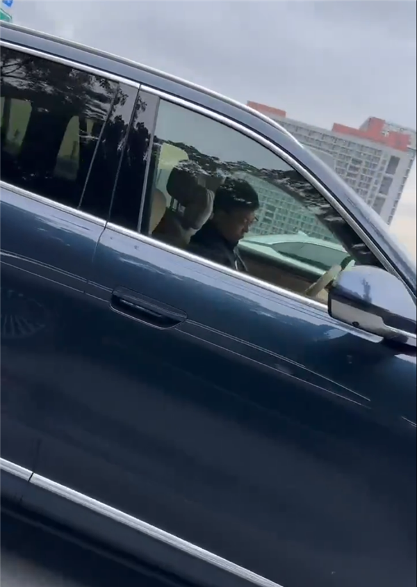 网友偶遇余承东开车时低头 以为睡着 打招呼秒开窗回应