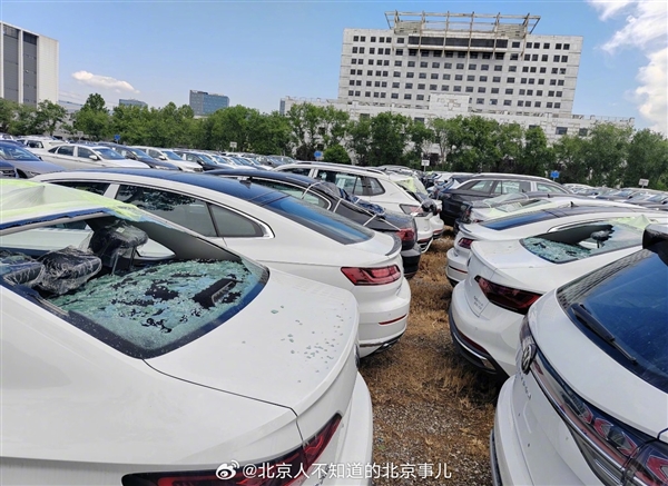 北京冰雹一大众4S店损失惨重:一停车场未上牌新车被砸烂插图1 北京冰雹一大众4S店损失惨重:一停车场未上牌新车被砸烂