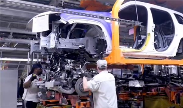 工人抡锤直接敲 道奇汽车底特律工厂生产车间曝光:网友直呼落后插图1 工人抡锤直接敲 道奇汽车底特律工厂生产车间曝光:网友直呼落后