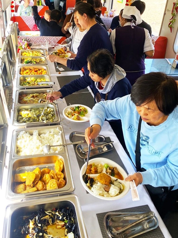 火车上可以吃自助了：30元一位 每天菜品不重样