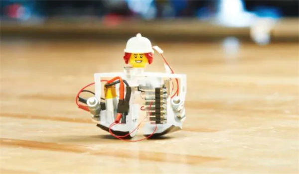 全球最小！美国推出自供电微型双足机器人“Zippy”：身高不足4厘米