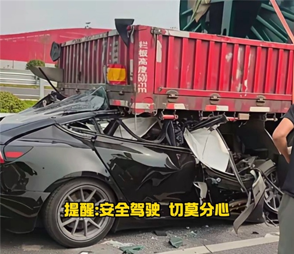 特斯拉Model 3高速追尾半挂车 特斯拉客服回应插图2 特斯拉Model 3高速追尾半挂车 特斯拉客服回应