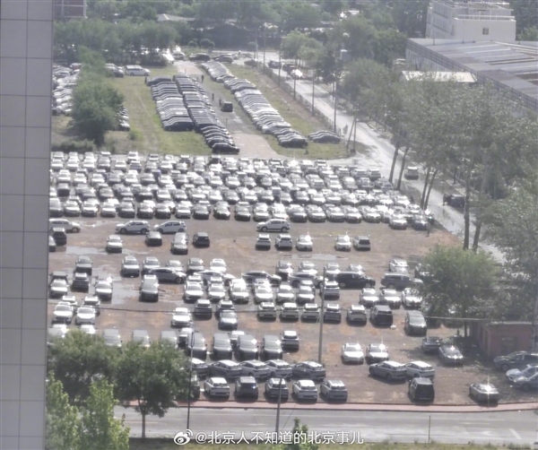 北京冰雹一大众4S店损失惨重:一停车场未上牌新车被砸烂插图 北京冰雹一大众4S店损失惨重:一停车场未上牌新车被砸烂