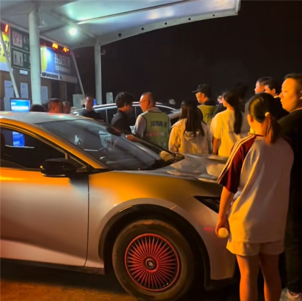 服务区4根充电桩20多辆车排队！有人插队后惊动蜀黍