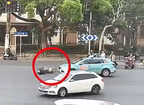 女子骑电动车闯红灯撞车受伤 交警霸气回应：全责