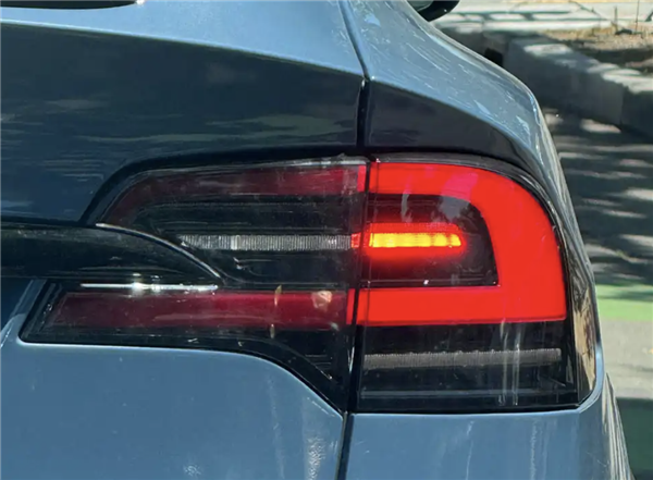 新款特斯拉Model X实车曝光:继续采用方向盘转向灯+屏幕换挡插图4 新款特斯拉Model X实车曝光:继续采用方向盘转向灯+屏幕换挡