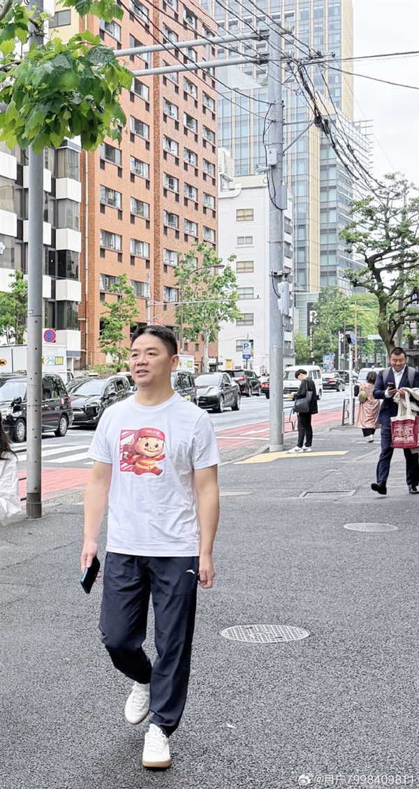 刘强东日本街头被网友偶遇！猪猪侠衣服抢眼 官方回应：猪猪侠已入职京东外卖