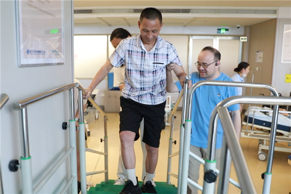 脑机接口大突破！中国61岁完全截瘫男子站起来了