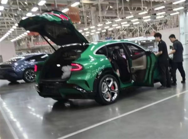 小米YU7宝石绿实车曝光：无框车窗、大掀背尾门