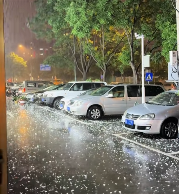 北京突降巨型冰雹汽车遭殃！这一“天降灾祸”保险到底赔不赔
