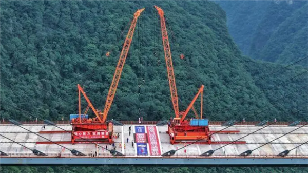 云端“拼积木”！世界最宽双边工字钢组合梁斜拉桥成功合龙