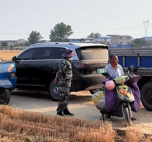 河南男子开问界M9拉麦子 网友：打败拖拉机的是跨界 也可能是问界