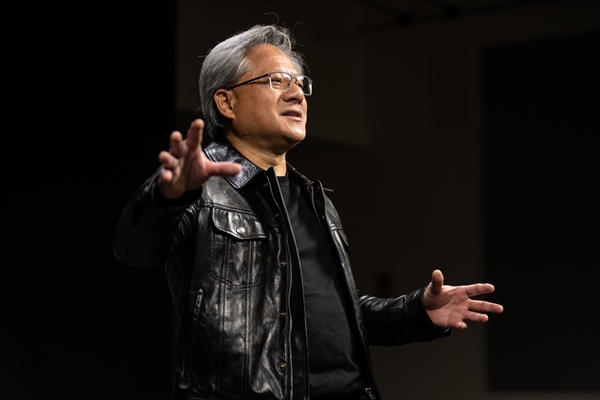 黄仁勋：美国勿幻想AI领域速胜中国