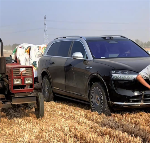 河南男子开问界M9拉麦子 网友：打败拖拉机的是跨界 也可能是问界