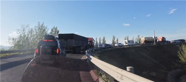 网友偶遇大堵车：竟因头车司机原地睡着了