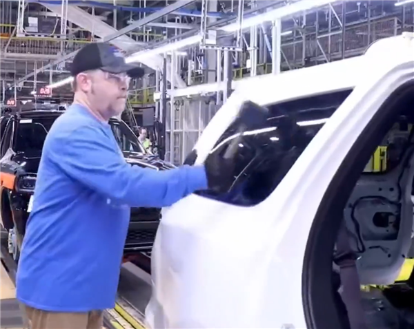 工人抡锤直接敲 道奇汽车底特律工厂生产车间曝光:网友直呼落后插图10 工人抡锤直接敲 道奇汽车底特律工厂生产车间曝光:网友直呼落后