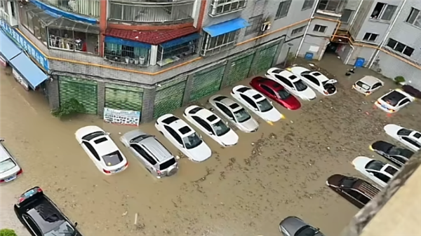 贵州遭遇特大暴雨袭击 马路上一溜车全被水淹