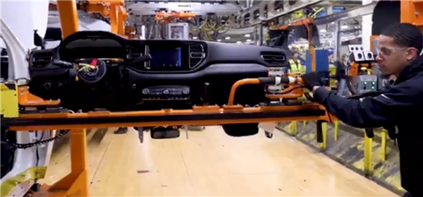 工人抡锤直接敲 道奇汽车底特律工厂生产车间曝光:网友直呼落后插图4 工人抡锤直接敲 道奇汽车底特律工厂生产车间曝光:网友直呼落后