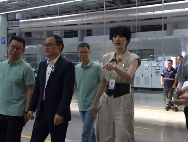 姚安娜520官宣:不谈恋爱谈工单 我在阿维塔车间“打工”插图 姚安娜520官宣:不谈恋爱谈工单 我在阿维塔车间“打工”