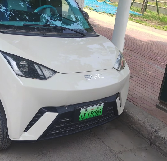 网友偶遇缩小版比亚迪海鸥：仔细一看logo竟是“3YC”