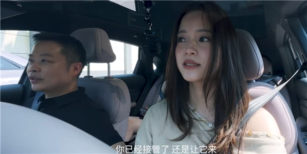 新手欧阳娜娜开MONA在北京兜风：何小鹏坐副驾驶