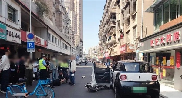 “开门杀”碰上没戴头盔 大妈后脑勺摔伤 汽车全责