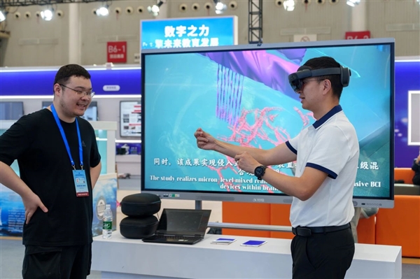 华科大微米级脑机接口亮相：脑组织放大数百倍一目了然