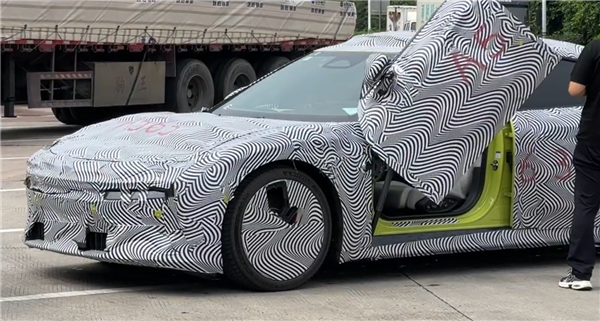 这不得卖40万！小鹏全新P7实车遭曝：剪刀门被保留