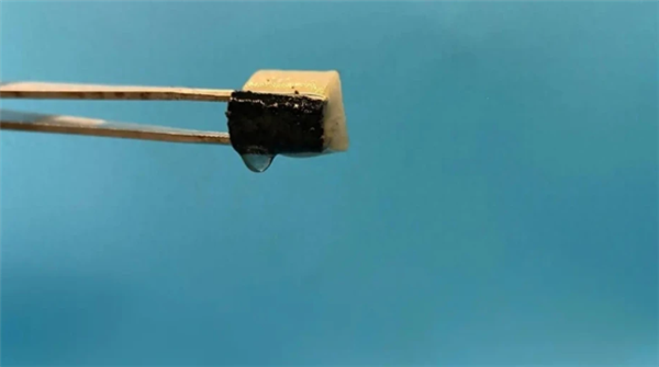 空气中挤水！中澳科学家发明智能海绵