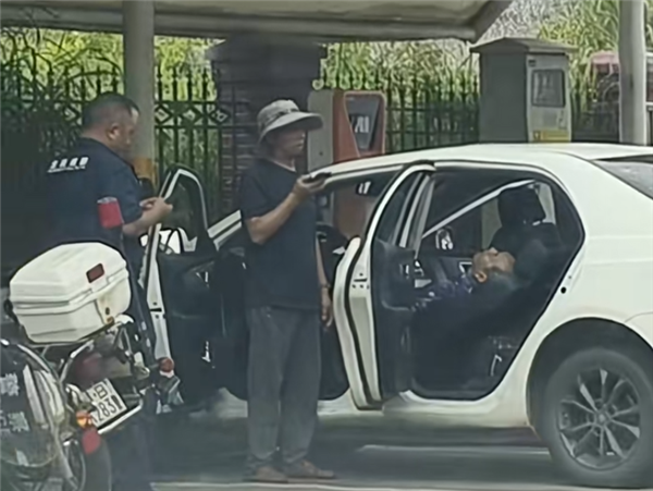 惨剧！网约车司机充电时不开窗车内睡觉 结果再没醒来