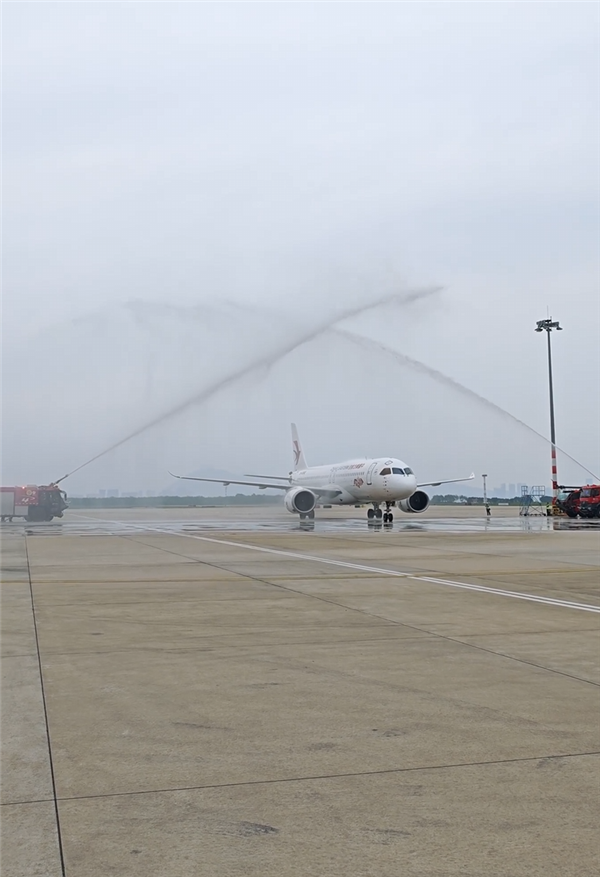 新航线+1！国产大飞机C919首飞厦门 获民航最高礼仪过水门
