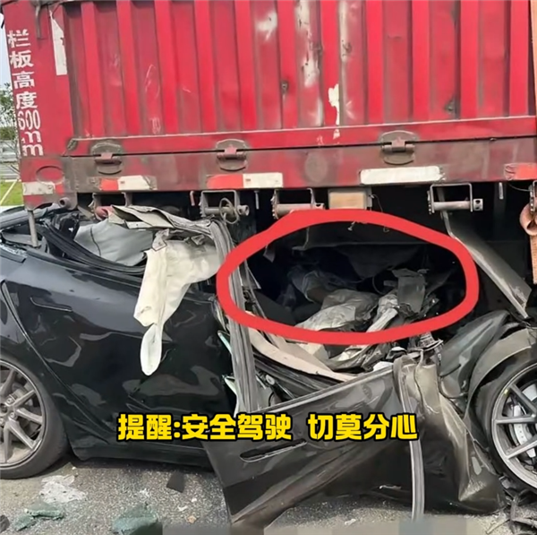 特斯拉Model 3高速追尾半挂车 特斯拉客服回应插图1 特斯拉Model 3高速追尾半挂车 特斯拉客服回应