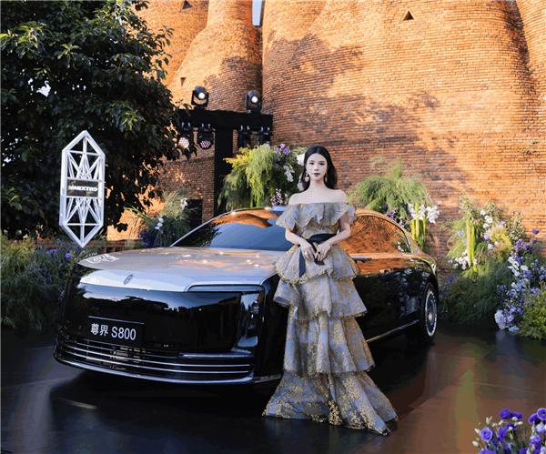 美女董事长日常座驾劳斯莱斯 体验完尊界S800后盛赞：超出预期
