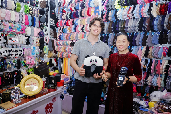 五一假期支付宝碰一下成最受欢迎新支付方式！老外直呼“鹅妹子嘤”