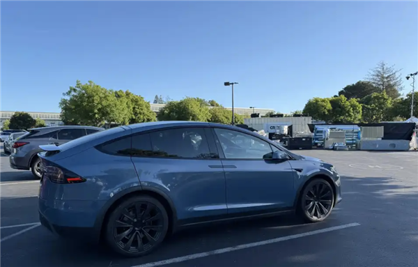 新款特斯拉Model X实车曝光:继续采用方向盘转向灯+屏幕换挡插图3 新款特斯拉Model X实车曝光:继续采用方向盘转向灯+屏幕换挡