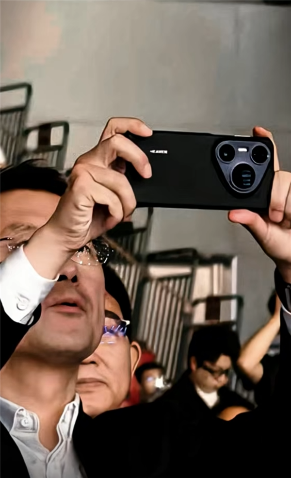 鸿蒙影像之王！华为Pura 80真机曝光：硕大镜头模组 尺寸夸张