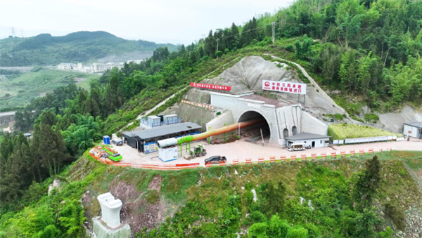 全长4856米！渝万高铁薄荷田隧道贯通